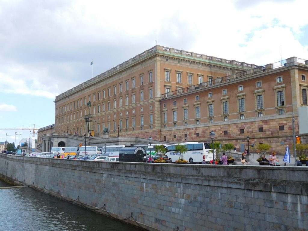 瑞典皇宮 Stockholm palace 是全歐洲最大的皇宮，我們只能從外面看 (這個是側面)